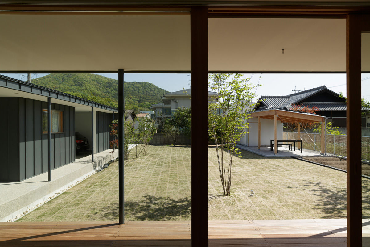 L字の家, toki Architect design office toki Architect design office 木頭窗 木頭 Wood effect