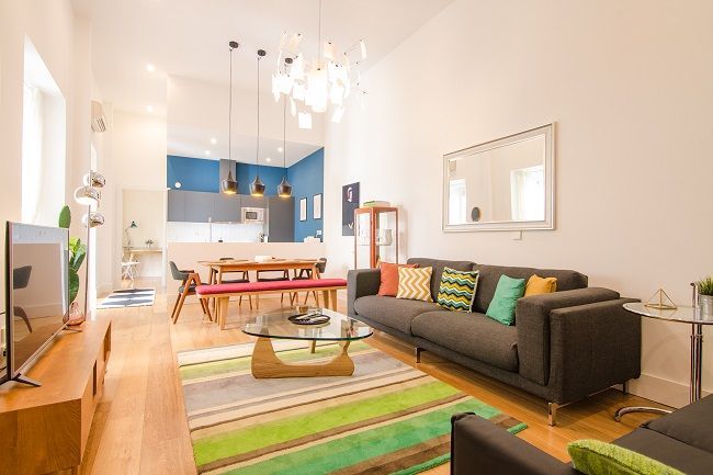 Zona de día de la vivienda de Teresa y Pedro Rez estudio Salones de estilo moderno alfombra,mesa de diseño,sofá gris,cocina abierta