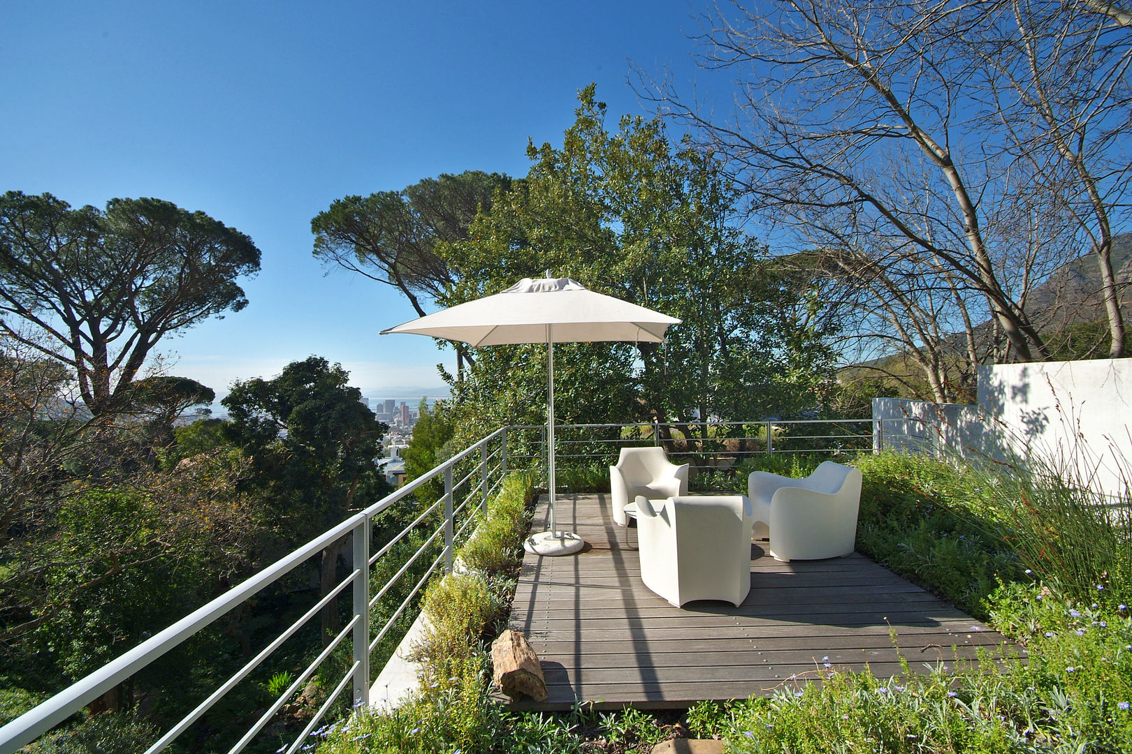 Bridge House, Oranjezicht, Van der Merwe Miszewski Architects Van der Merwe Miszewski Architects Varandas, marquises e terraços modernos Madeira Acabamento em madeira