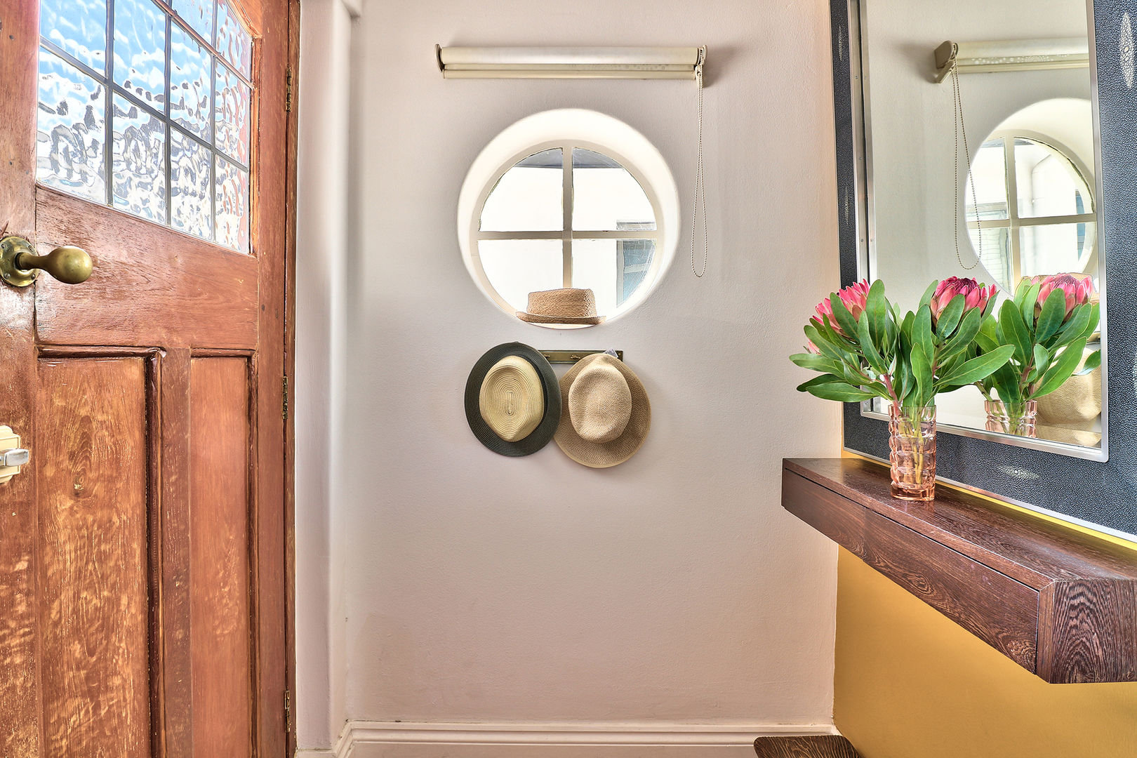 Sea Point Apartment, Studio Do Cabo Studio Do Cabo Eclectic style corridor, hallway & stairs