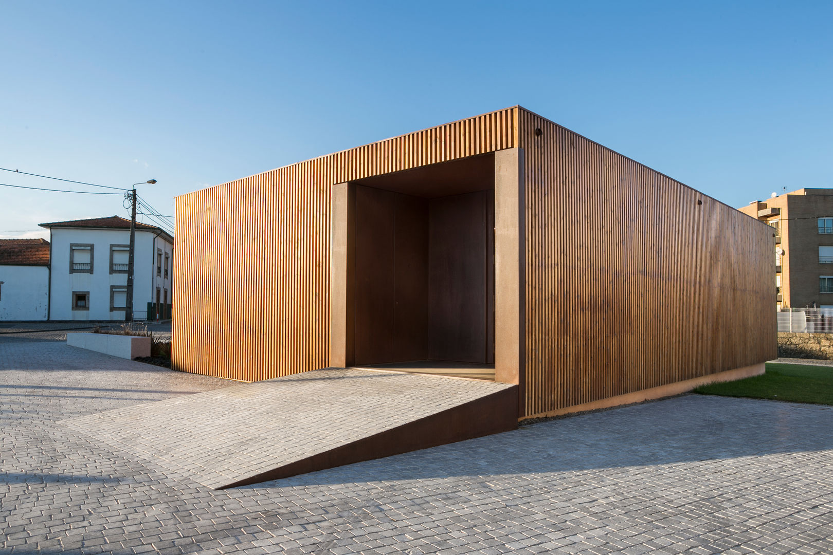 Capela de S. Pedro de Avioso Banema S.A. Espaços comerciais Madeira Acabamento em madeira madeira,madeira modificada,Lunawood,thermowood,fachada de madeira,fachada,Museus