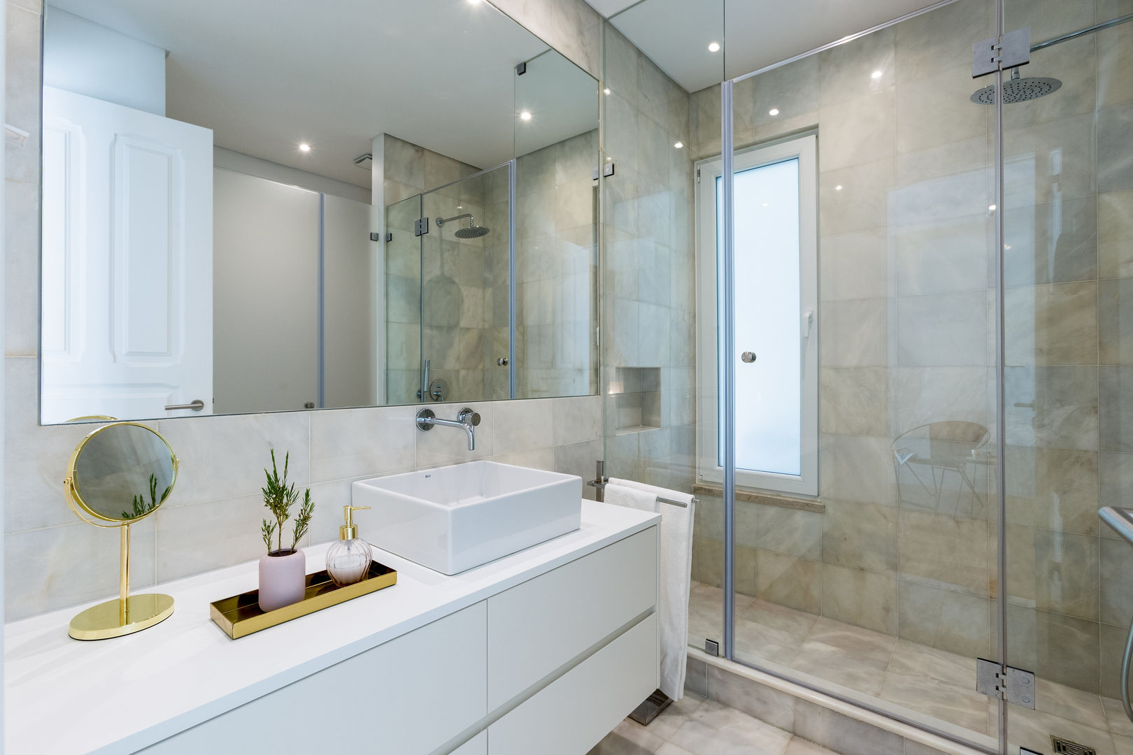 Ressano Garcia, Hoost - Home Staging Hoost - Home Staging Modern bathroom Bathtubs & showers