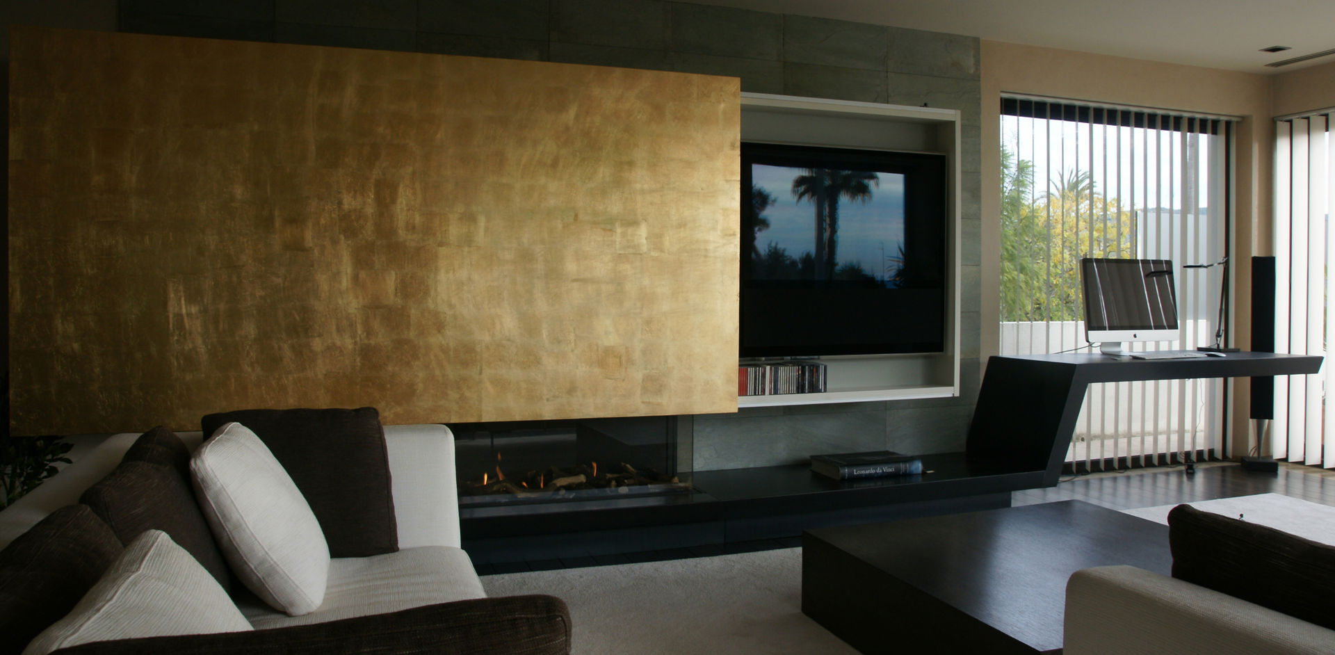 Fireplace desktop and TV set integrated. Studioapart Interior & Product design Barcelona 모던스타일 거실 tv set,fireplace,office desks