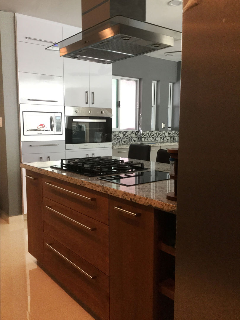 Cocina moderna con puertas de madera K+A COCINAS Y ACABADOS DE MONTERREY SA DE CV Cocinas a medida Madera Acabado en madera