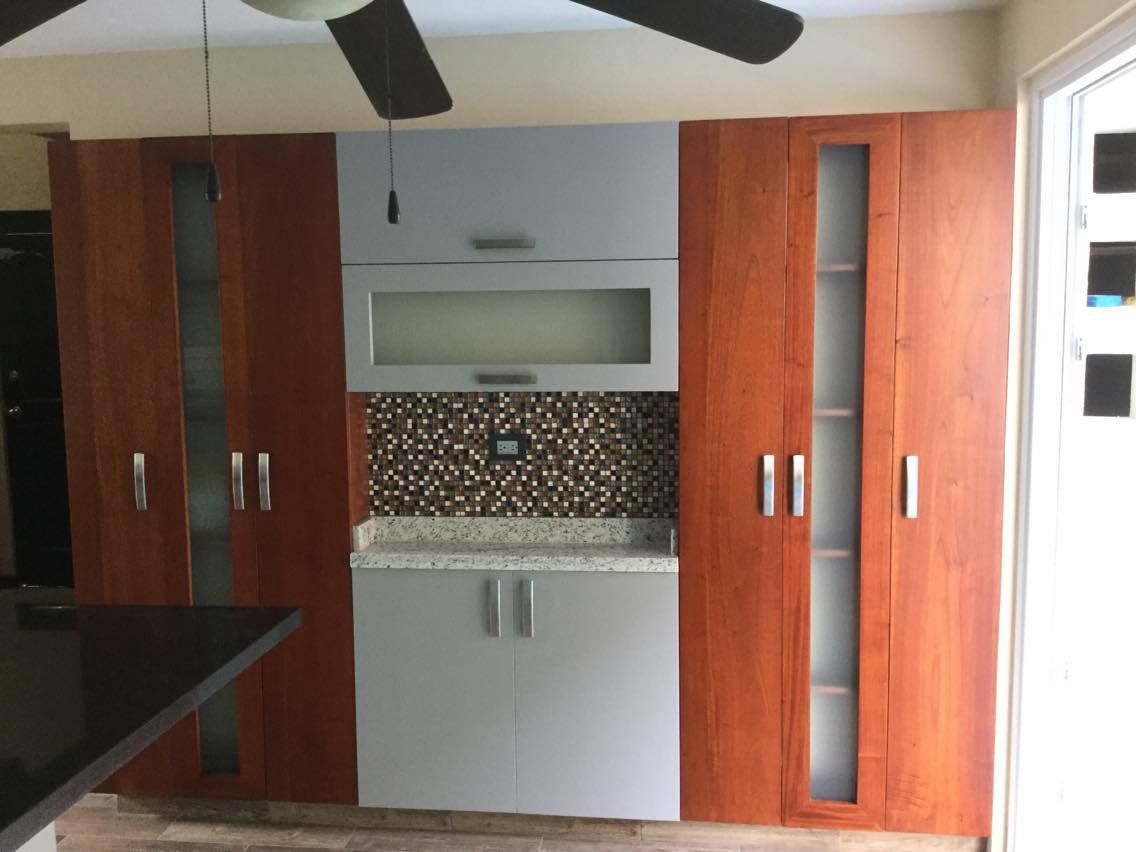 Cocina moderna con acabado en madera en diferentes tonos K+A COCINAS Y ACABADOS DE MONTERREY SA DE CV Cocinas integrales Madera Acabado en madera