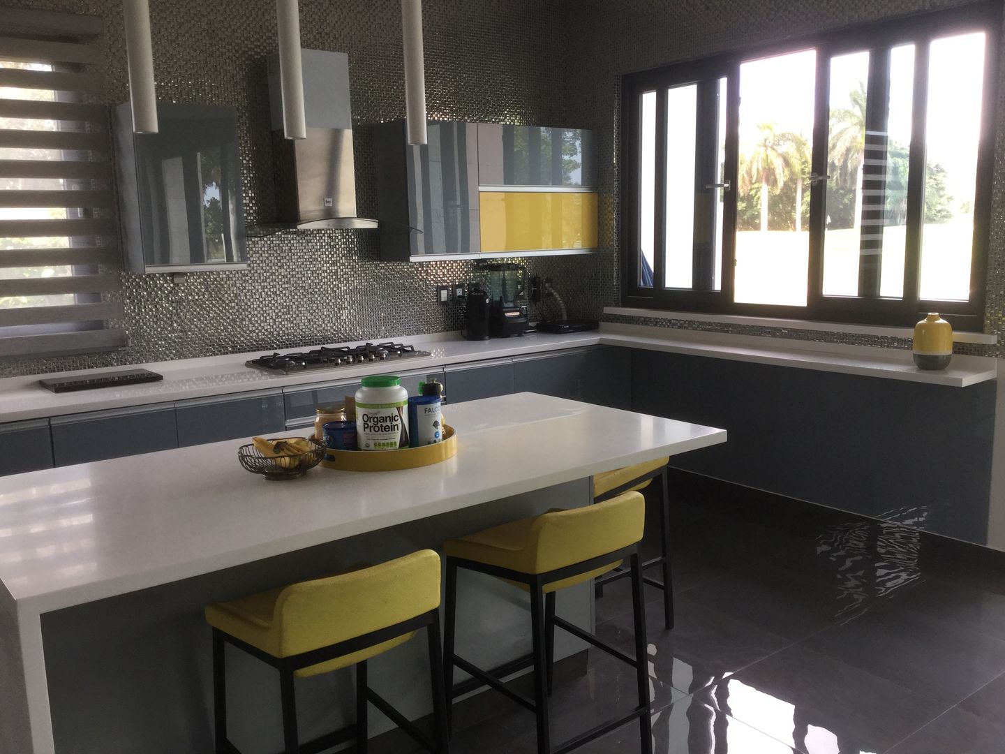 Cocina minimalista con puertas de cristal templado tono gris K+A COCINAS Y ACABADOS DE MONTERREY SA DE CV Cocinas equipadas Vidrio