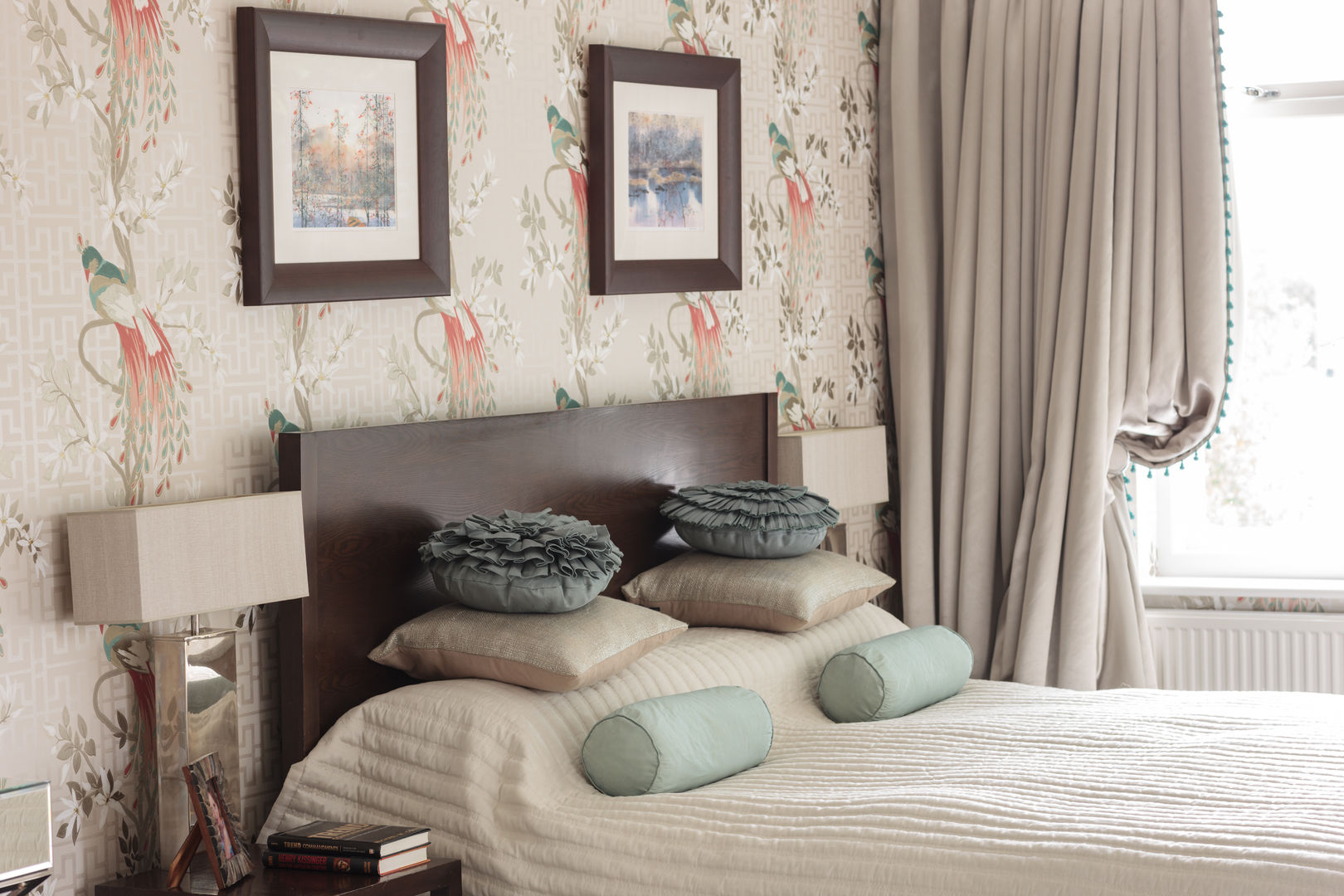 West Wimbledon, INTERIORS:designed INTERIORS:designed クラシカルスタイルの 寝室