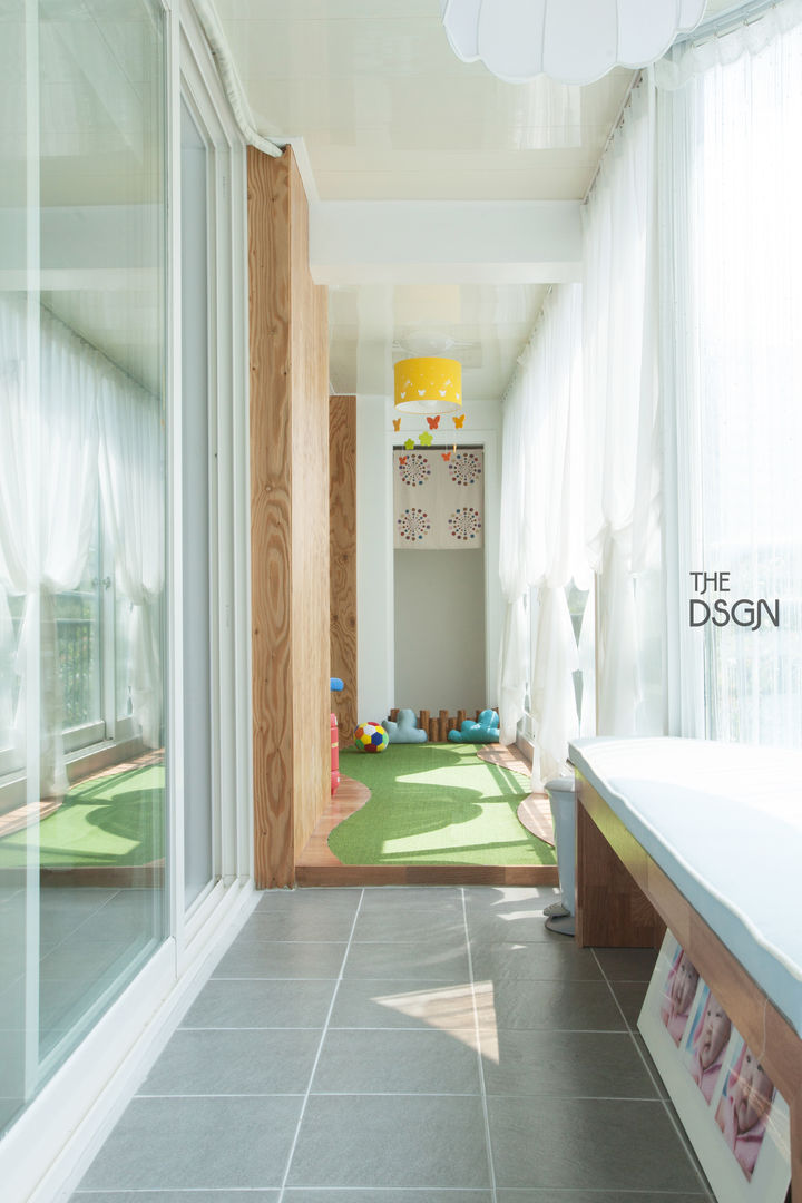 컬러와 패턴이 살아있는 집, 더디자인 the dsgn 더디자인 the dsgn Balcones y terrazas eclécticos