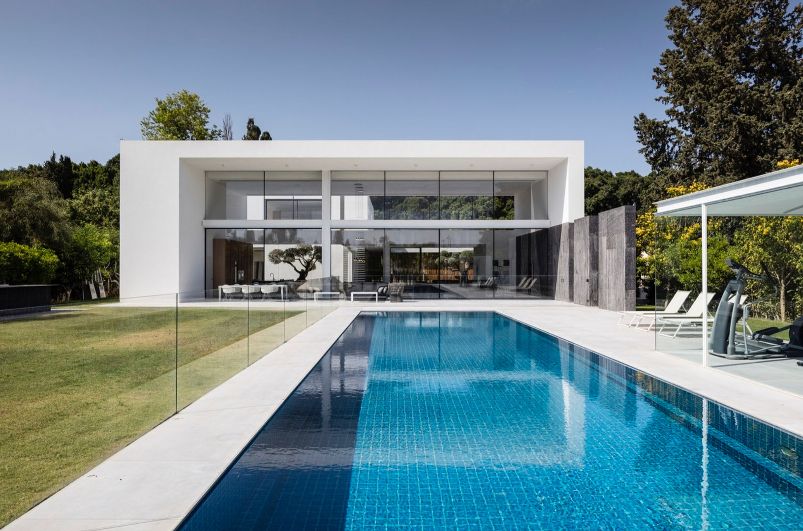 homify Modern pool