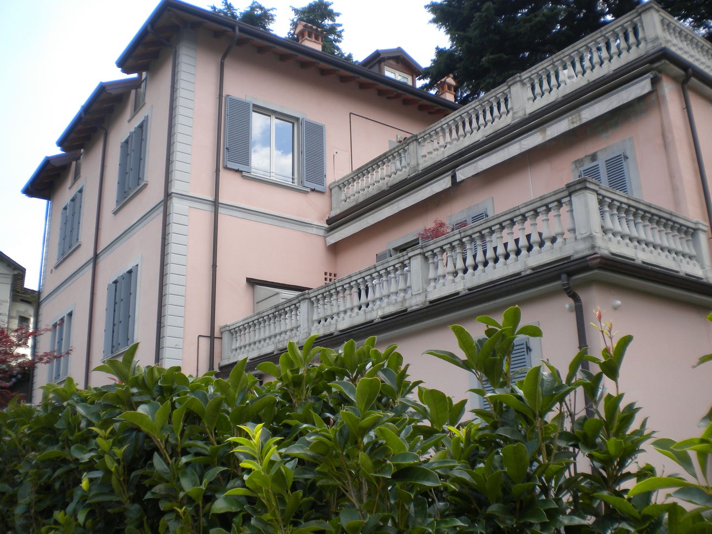 Antica villa sul Lago di Como - Ristrutturazione Completa, Formarredo Due design 1967 Formarredo Due design 1967 Mediterranean style balcony, porch & terrace