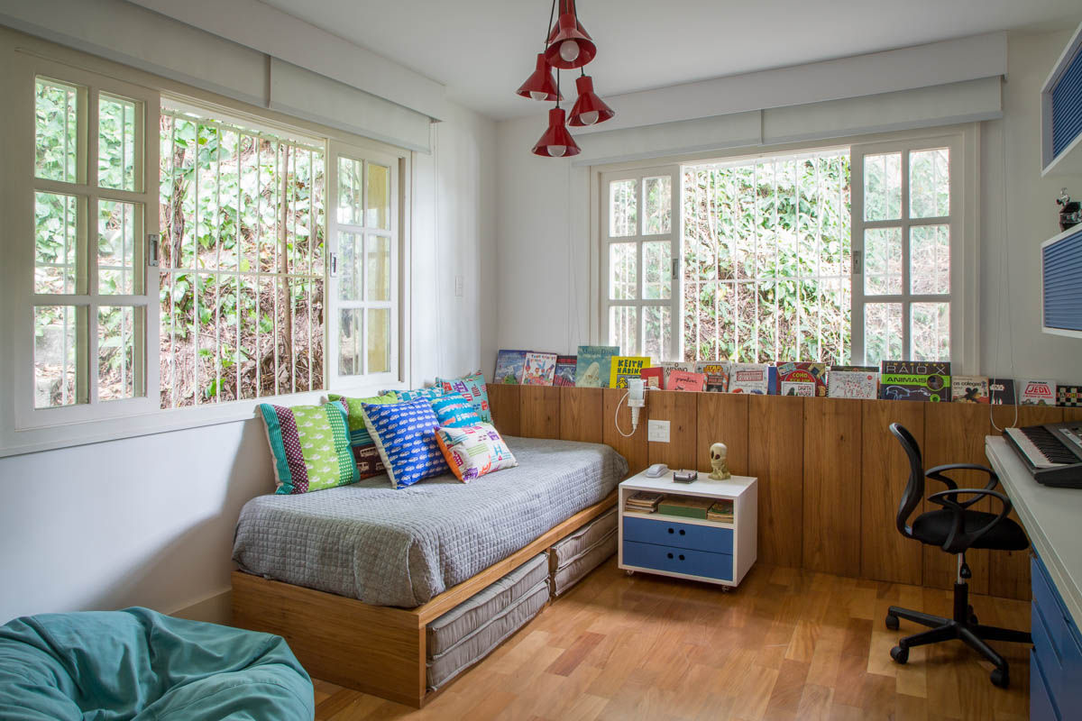 CASA NO JARDIM BOTÂNICO, Raquel Junqueira Arquitetura Raquel Junqueira Arquitetura Quarto infantil moderno quarto de menino,painel em madeira,boisserie