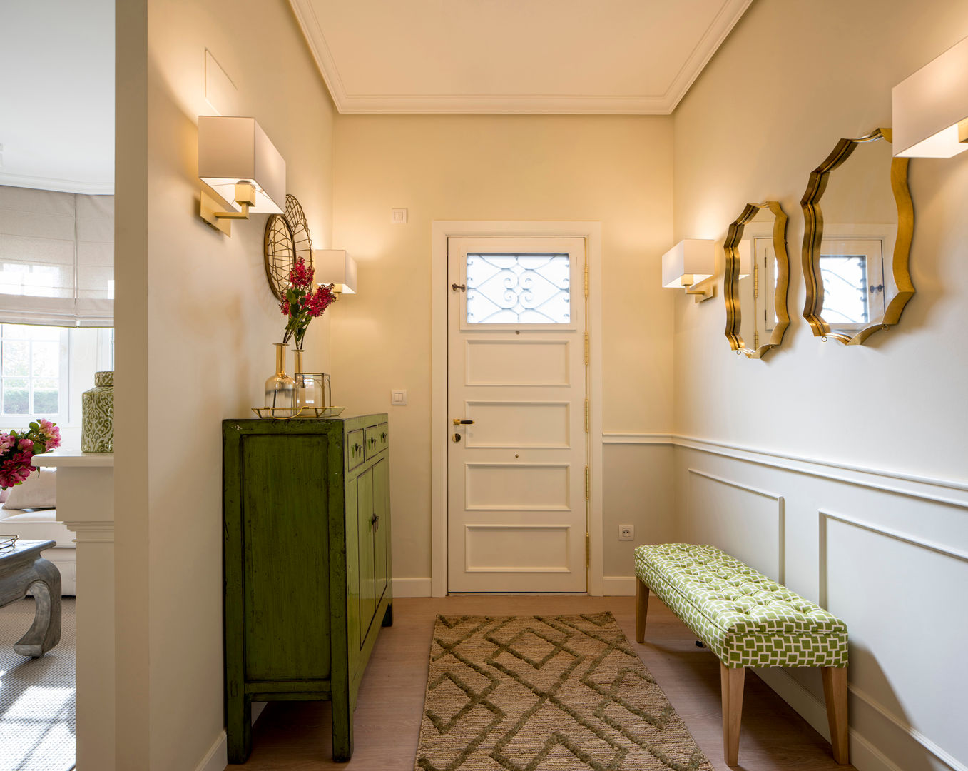 Diseño interior de vivienda con salón y cocina en verde y blanco, Sube Interiorismo Sube Interiorismo Corredores, halls e escadas clássicos