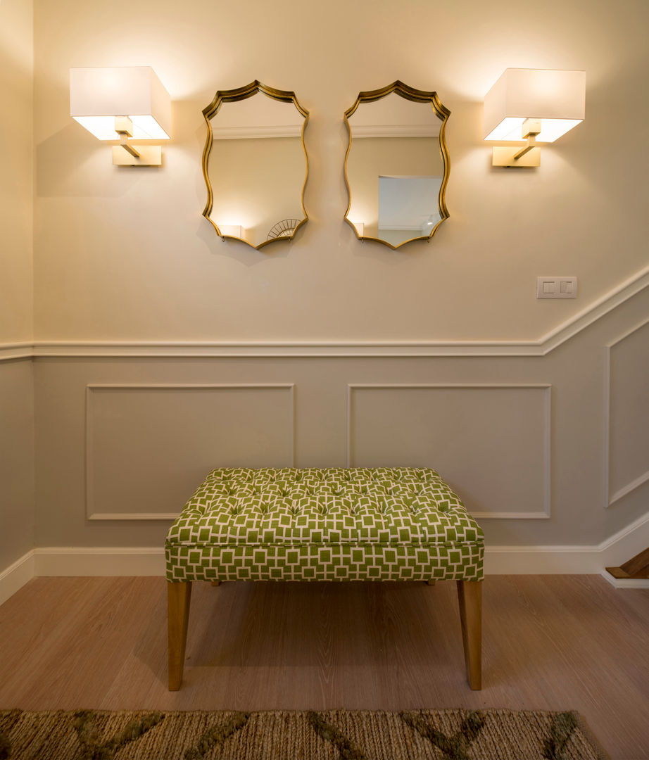 Diseño interior de vivienda con salón y cocina en verde y blanco, Sube Interiorismo Sube Interiorismo Koridor & Tangga Klasik