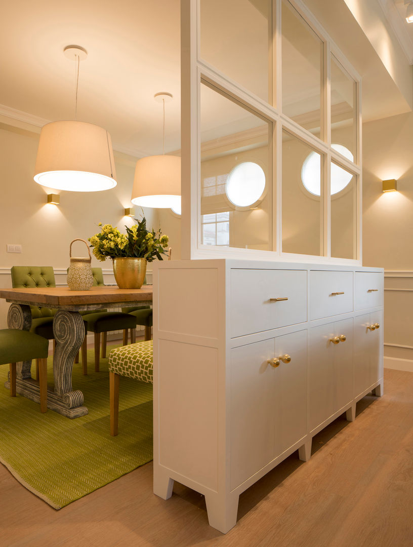 Diseño interior de vivienda con salón y cocina en verde y blanco, Sube Interiorismo Sube Interiorismo 클래식스타일 다이닝 룸