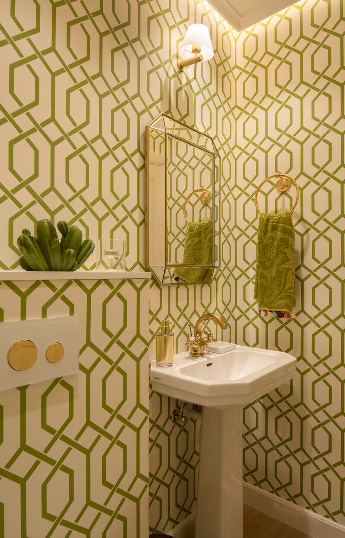 Decoración de cuarto de baño con papel pintado Sube Interiorismo Baños de estilo clásico baño,iluminación para el cuarto de baño,pavimento del cuarto de baño,espejo del cuarto de baño,cuarto de baño pequeño,verde,blanco,suelo laminado,suelo de madera,papel pintado