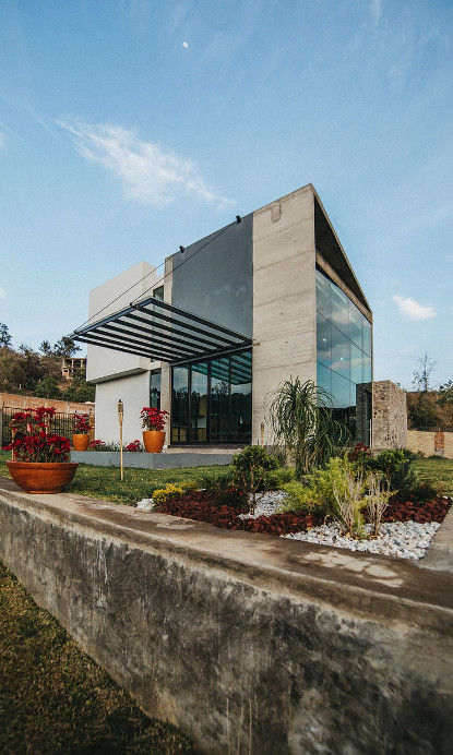 CASA HERRADURA, Zona Arquitectura Más Ingeniería Zona Arquitectura Más Ingeniería منزل عائلي صغير أسمنت