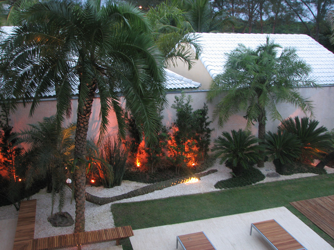 Moradia Barra da Tijuca - Rio de Janeiro, Renata Esbroglio Arquitetura Renata Esbroglio Arquitetura Jardines modernos