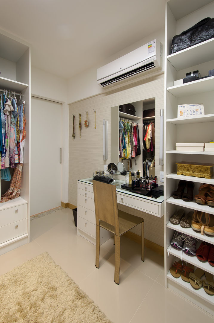 Um closet só dela - Arquitetos em Salvador, Bernal Projetos - Arquitetos em Salvador Bernal Projetos - Arquitetos em Salvador Phòng thay đồ phong cách hiện đại