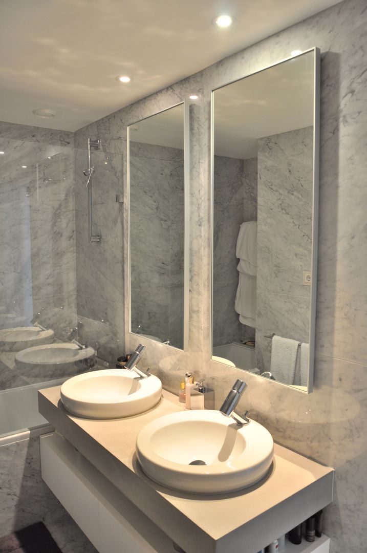 casa de banho maior Nuno Ladeiro, Arquitetura e Design Casas de banho modernas espelho,bancada dupla,casa de banho,espelhos duplos,Moab 80,iluminada,marmore,carrara,paredes revestidas,cinza