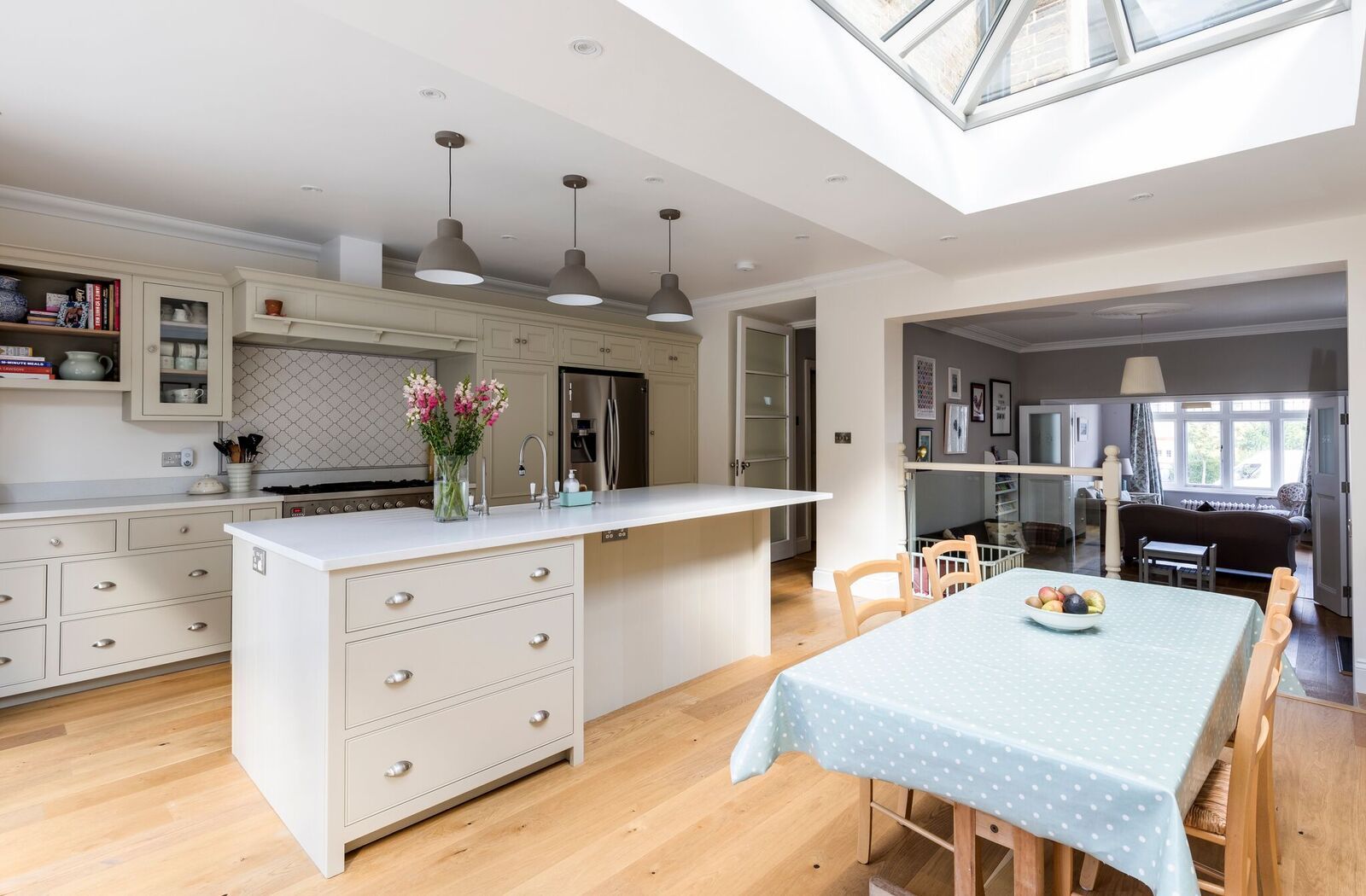 Open Plan Kitchen and Dining Room homify Klassische Esszimmer Holz Holznachbildung Roof lantern,Open plan,Wood flooring