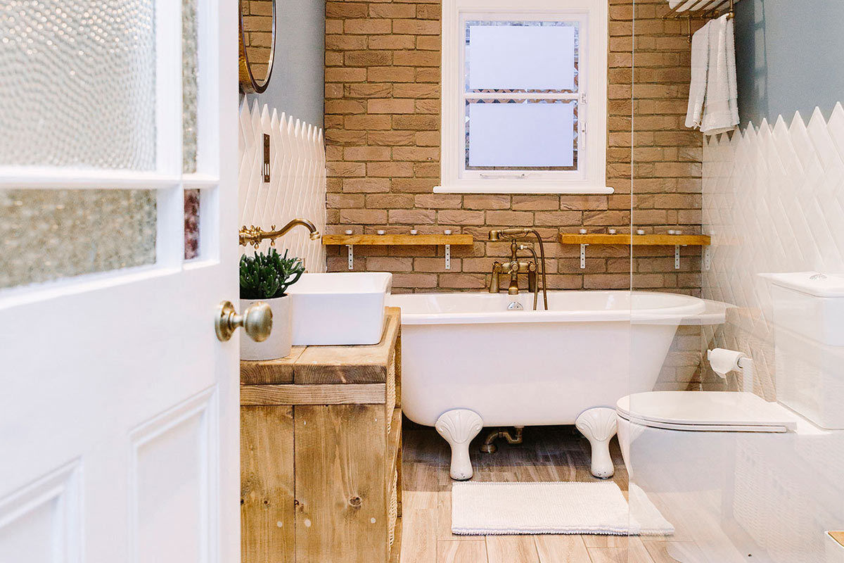 Modern Bathroom homify 現代浴室設計點子、靈感&圖片 Bathtub,Exposed Brickwork,Bright