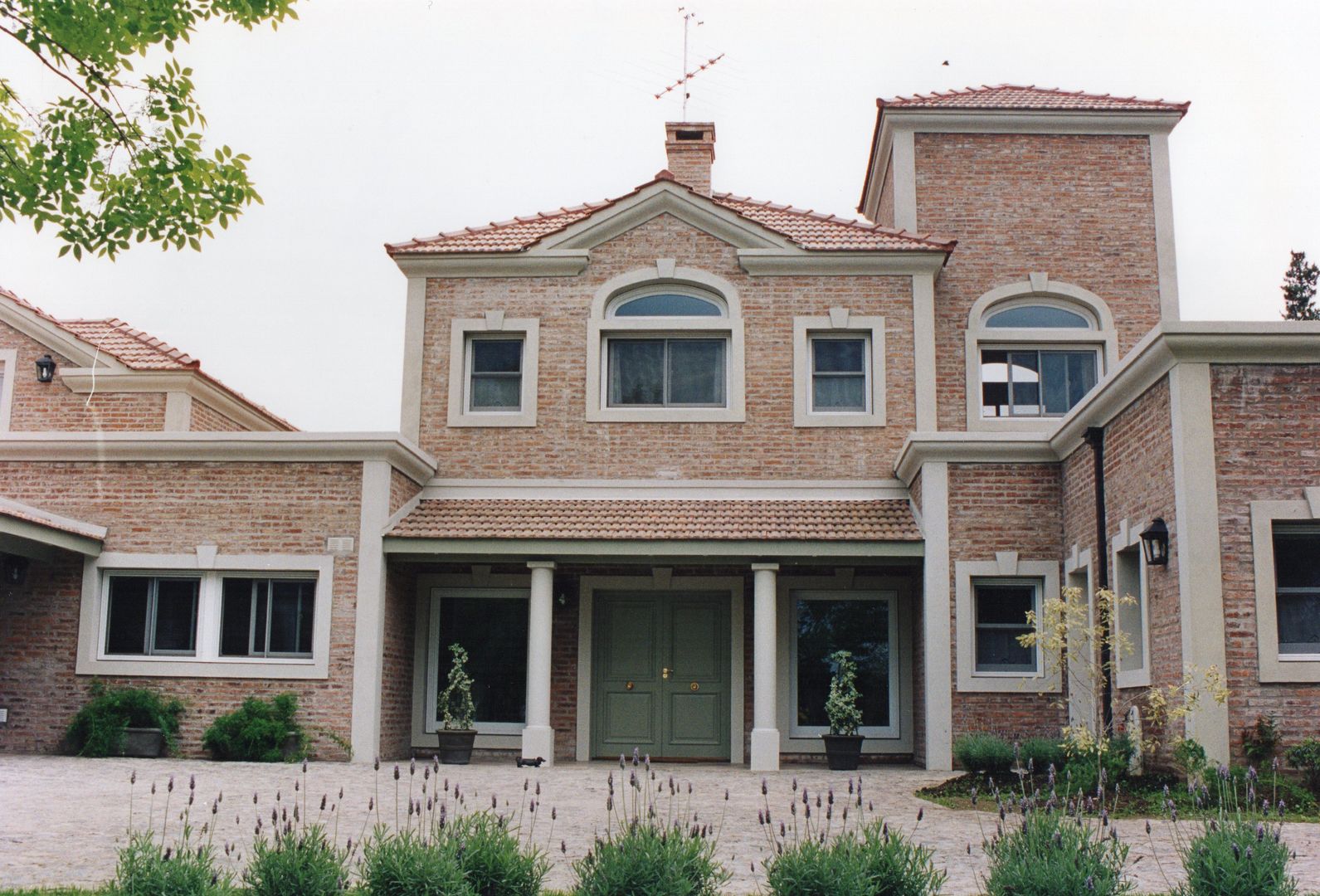 Diseño de casas en todos los estilos por Estudio Dillon Terzaghi Arquitectura, Estudio Dillon Terzaghi Arquitectura - Pilar Estudio Dillon Terzaghi Arquitectura - Pilar منزل عائلي صغير طوب