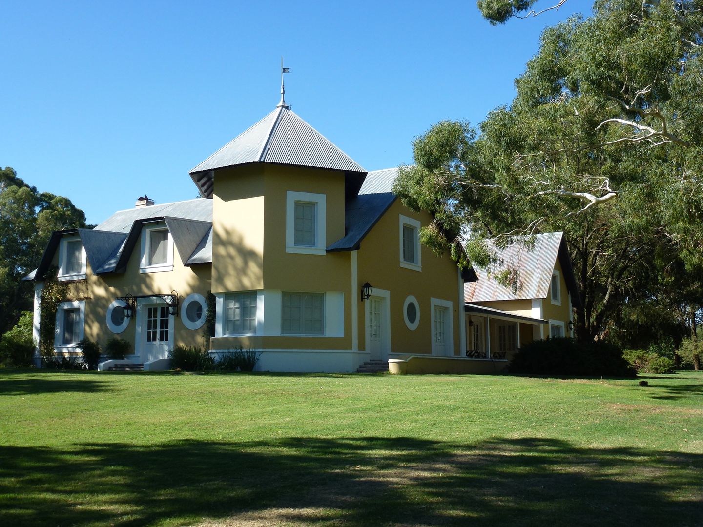 Casa de Campo clásica en Guaminí , Buenos Aires. Estudio Dillon Terzaghi Arquitectura - Pilar Casas de estilo rural