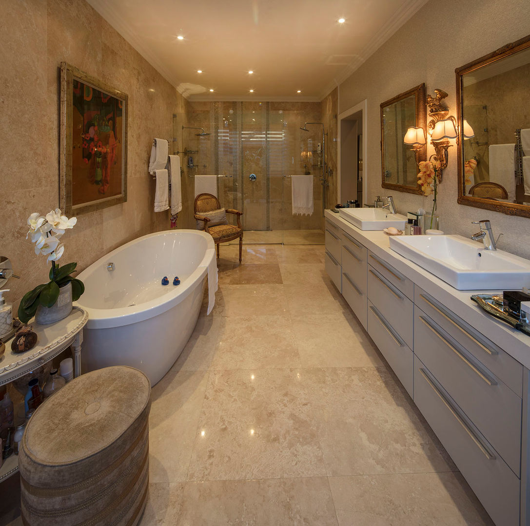The Classic Appeal of House Parkwood , Spegash Interiors Spegash Interiors Bagno in stile classico