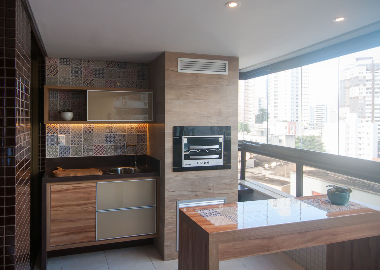 Apartamento com varanda gourmet, Bernal Projetos - Arquitetos em Salvador Bernal Projetos - Arquitetos em Salvador Patios & Decks