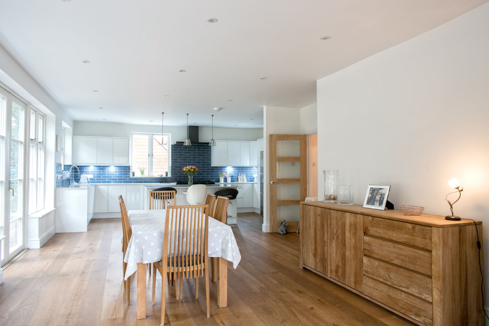 Open-plan dining area dwell design Cocinas rurales