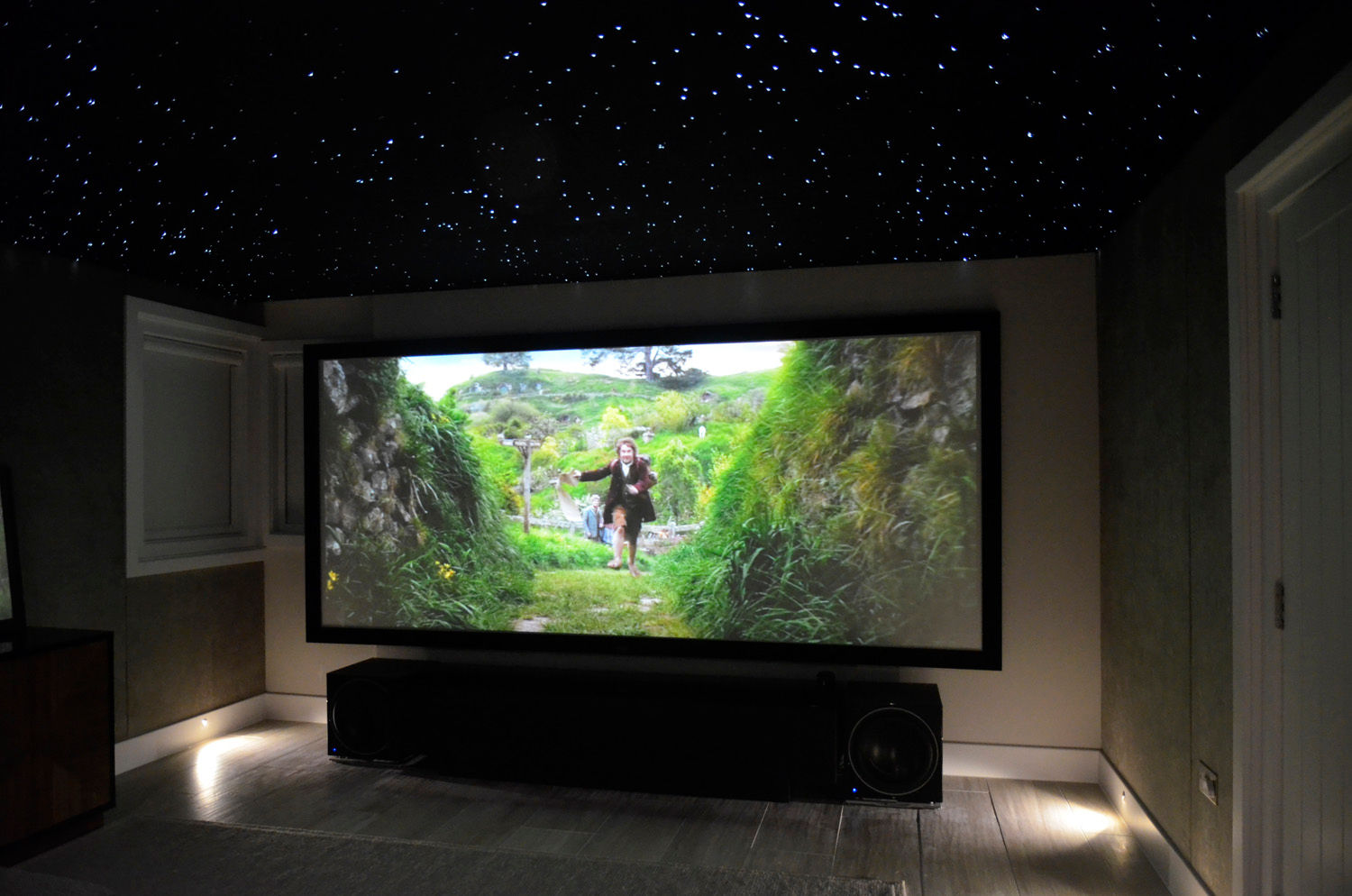 Cinemascope Dolby Atmos 7.4.2 Home Cinema HiFi Cinema Ltd. モダンデザインの 多目的室 Home Cinema,Cinemascope,Dolby Atmos,Star Ceiling,Projector,Blackout Blinds,ceiling speakers,Surround sound