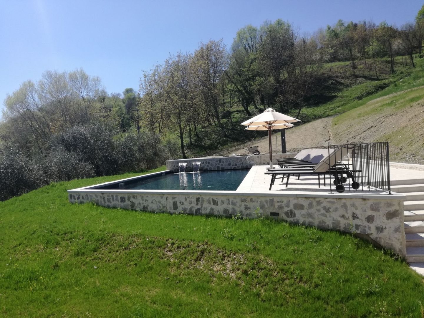 Una casa immersa nel verde con una stupenda piscina ., Aquazzura Piscine Aquazzura Piscine Piscinas de jardín