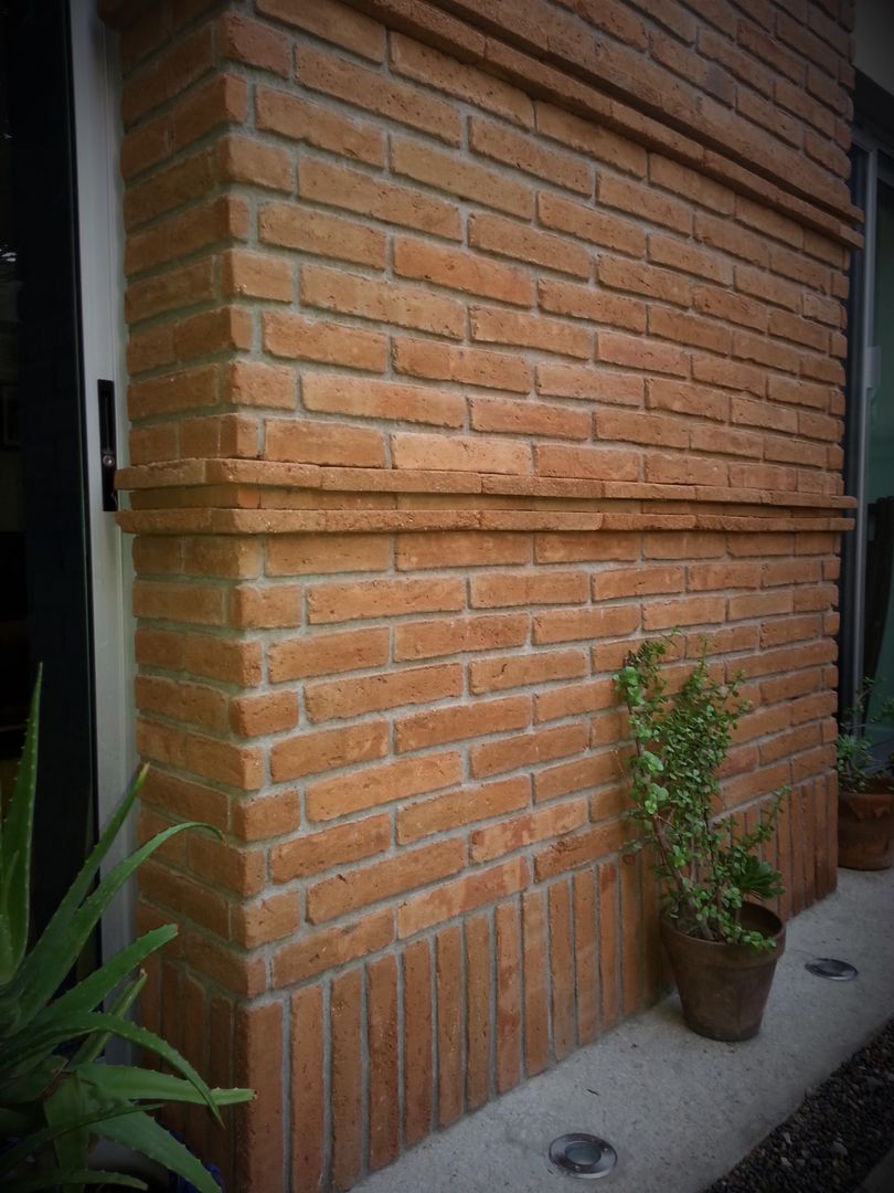 Detalle de fachada exterior con ladrillo Forma y Función Jardines rústicos ladrillo