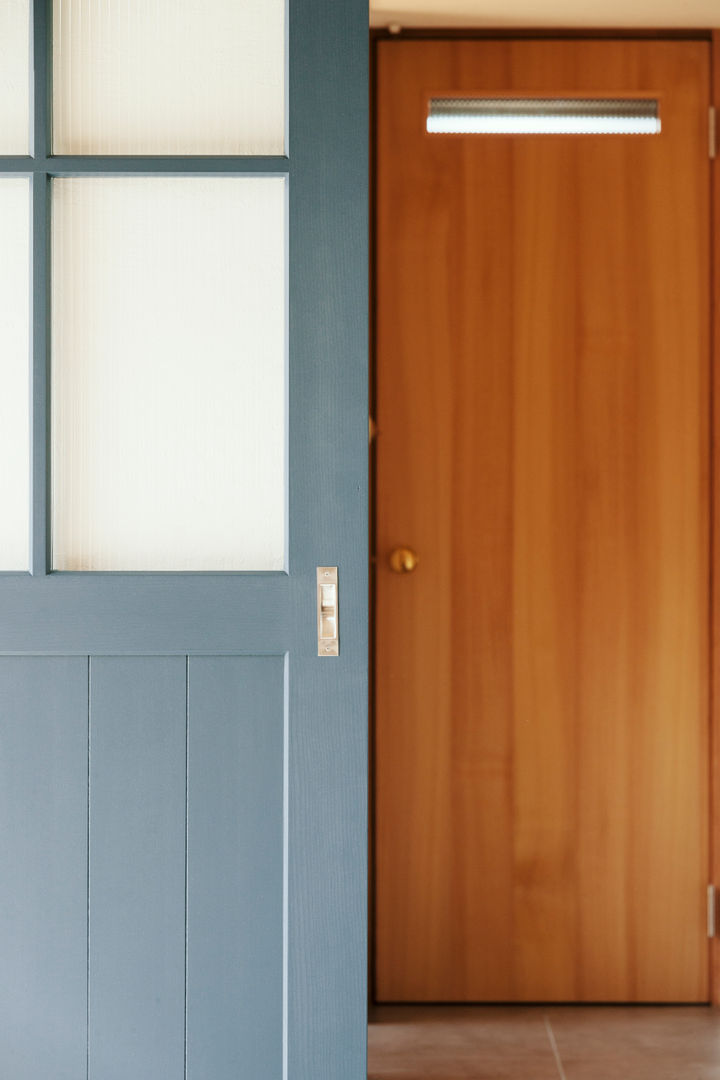内と外を渡る家, ELD INTERIOR PRODUCTS ELD INTERIOR PRODUCTS Eclectic style doors Wood Wood effect