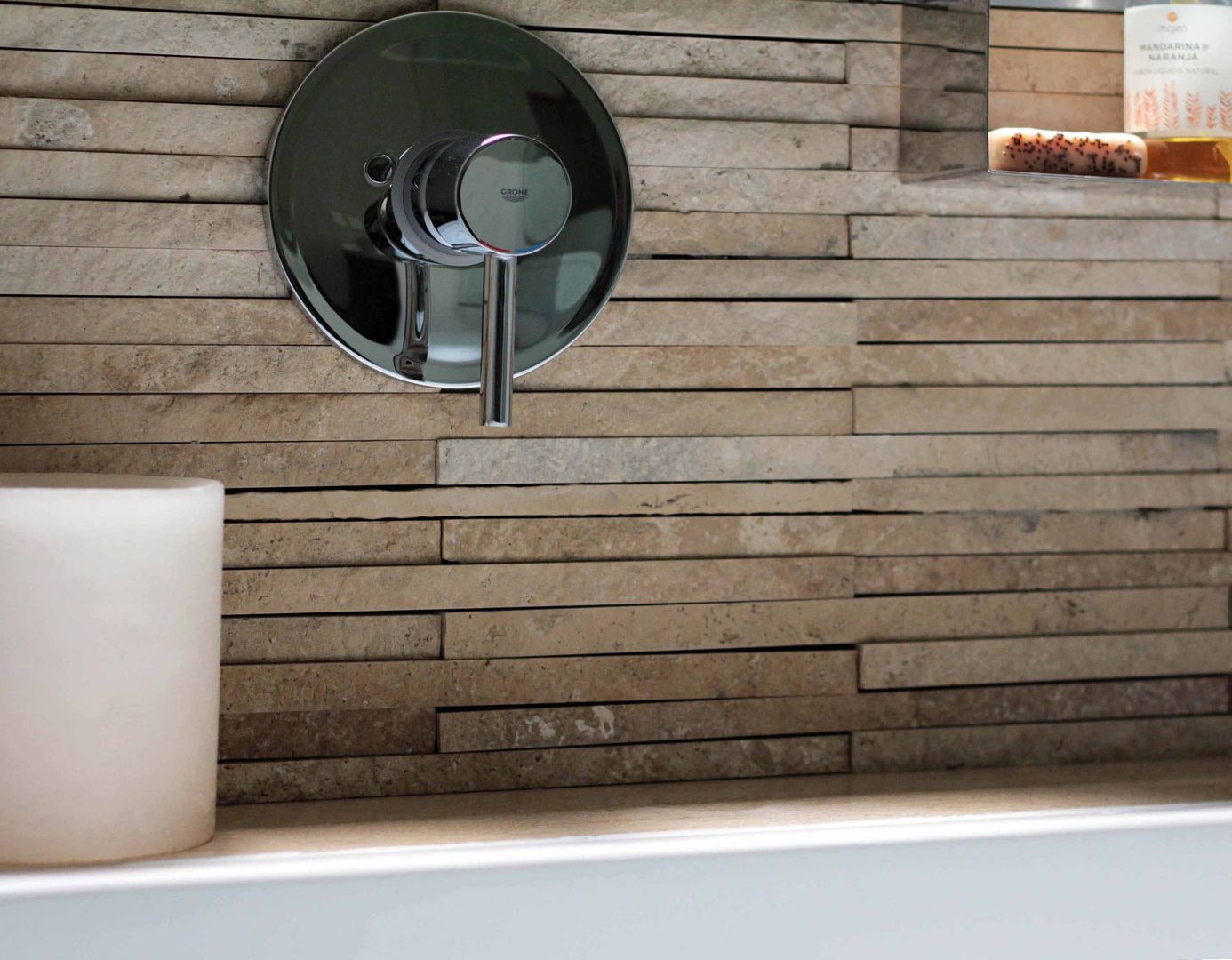 homify Modern bathroom Stone