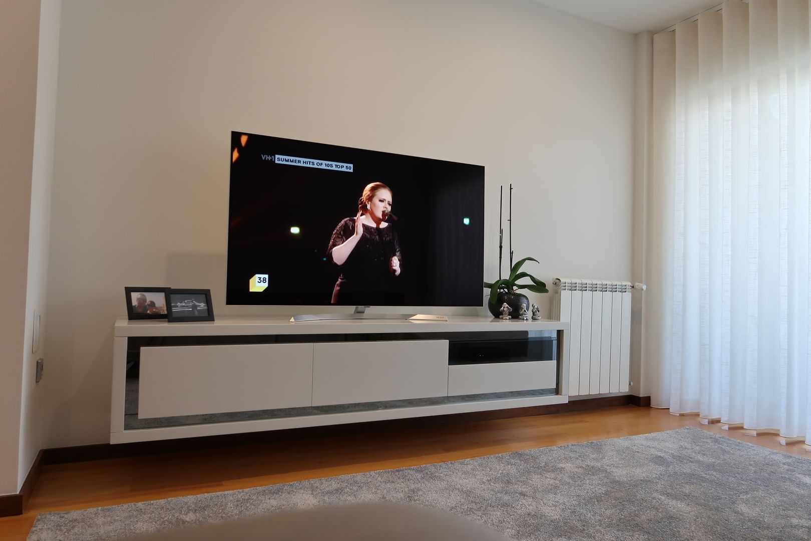 Móvel de Tv suspenso Alma Braguesa Furniture Salas de estar modernas MDF móvel tv,sala de estar,carpete,sofá confortável,TV e mobiliário