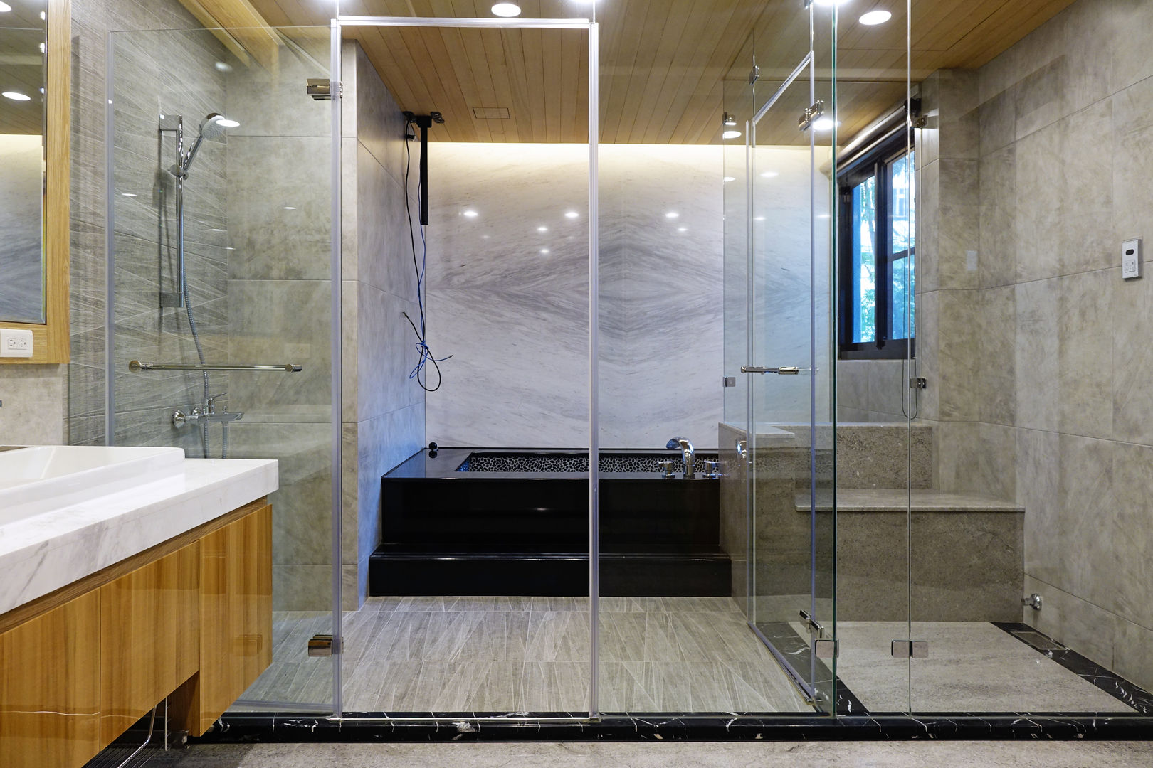 安平區自定義豪宅, houseda houseda Baños de estilo moderno Mármol