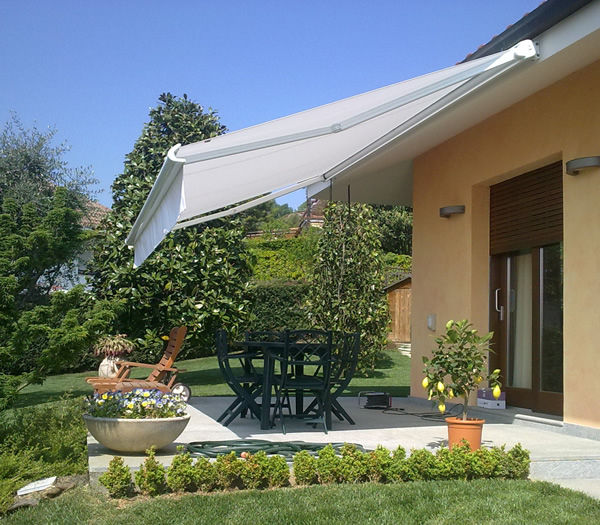 TENDE DA SOLE CON CASSONETTO CHIUSURA TOTALE, Grosso Tende Srl Grosso Tende Srl Multi-Family house Iron/Steel