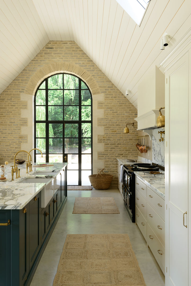 A Cotswold Barn by deVOL, deVOL Kitchens deVOL Kitchens 클래식스타일 주방 솔리드 우드 멀티 컬러