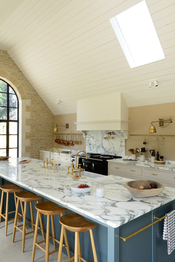 A Cotswold Barn by deVOL, deVOL Kitchens deVOL Kitchens 클래식스타일 주방 솔리드 우드 멀티 컬러