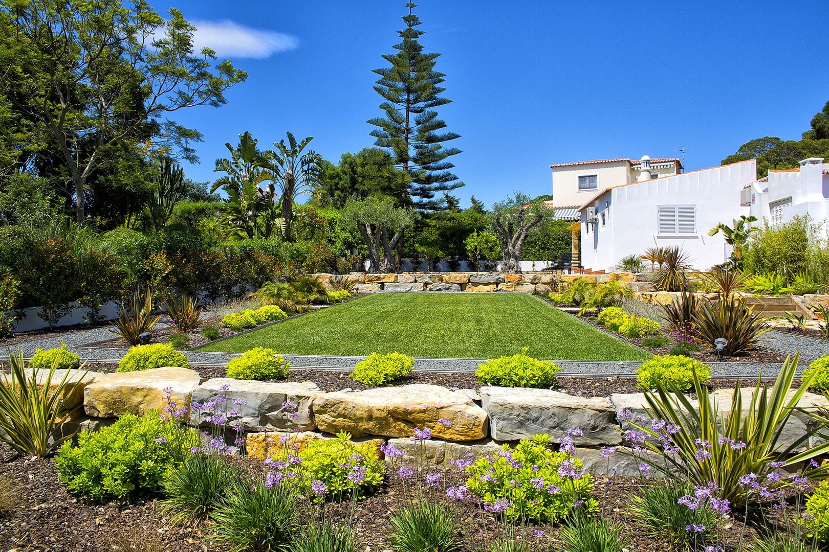 Jardim Contemporâneo com Áreas Espaçosas Jardíssimo Jardins de fachadas de casas