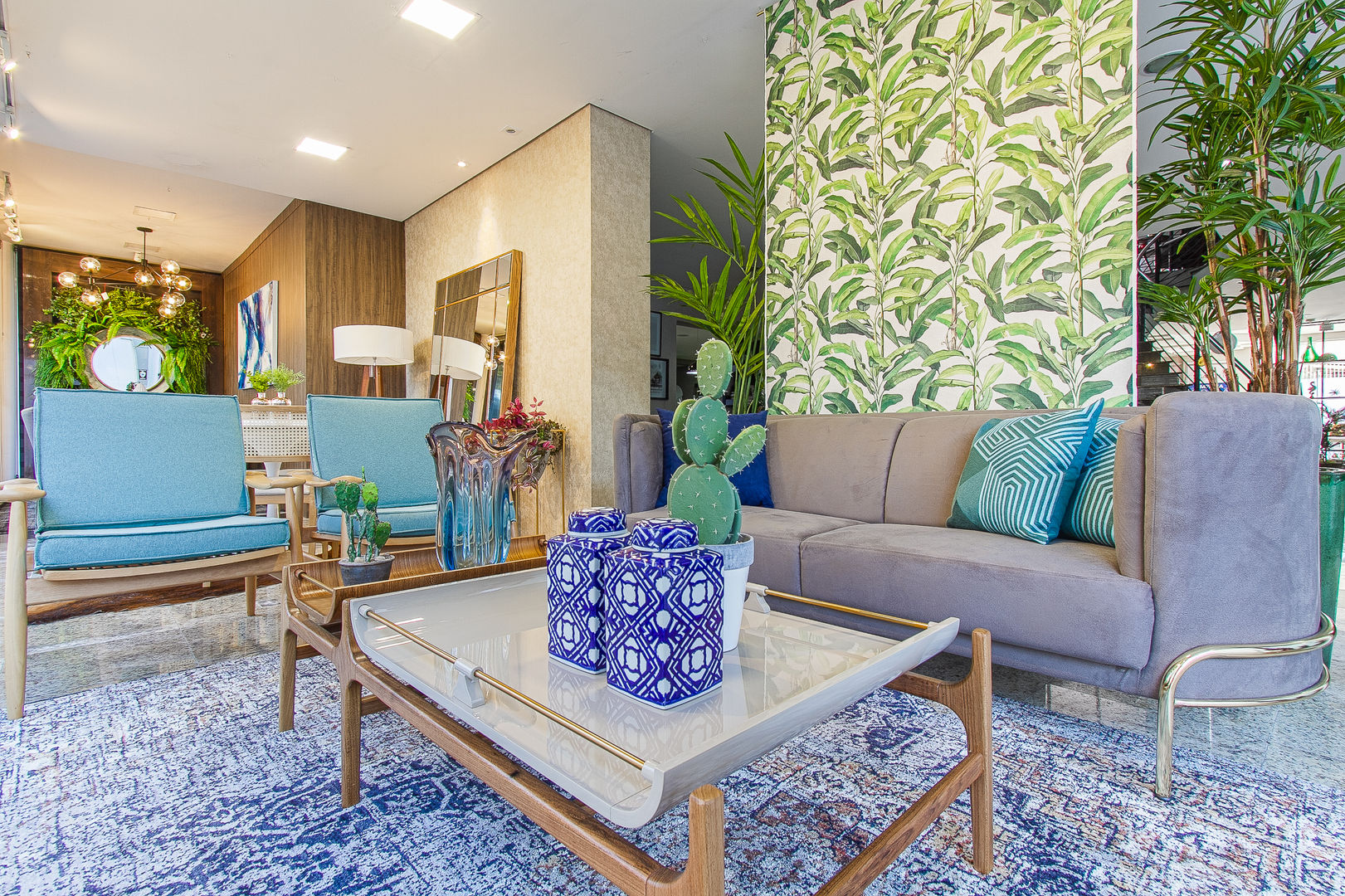 Sala Estar Azul, Verde e Cinza Sgabello Interiores Salas de estar modernas Algodão Vermelho poltrona verde,sofá cinza veludo,tecido bananeiras,Sofás e divãs