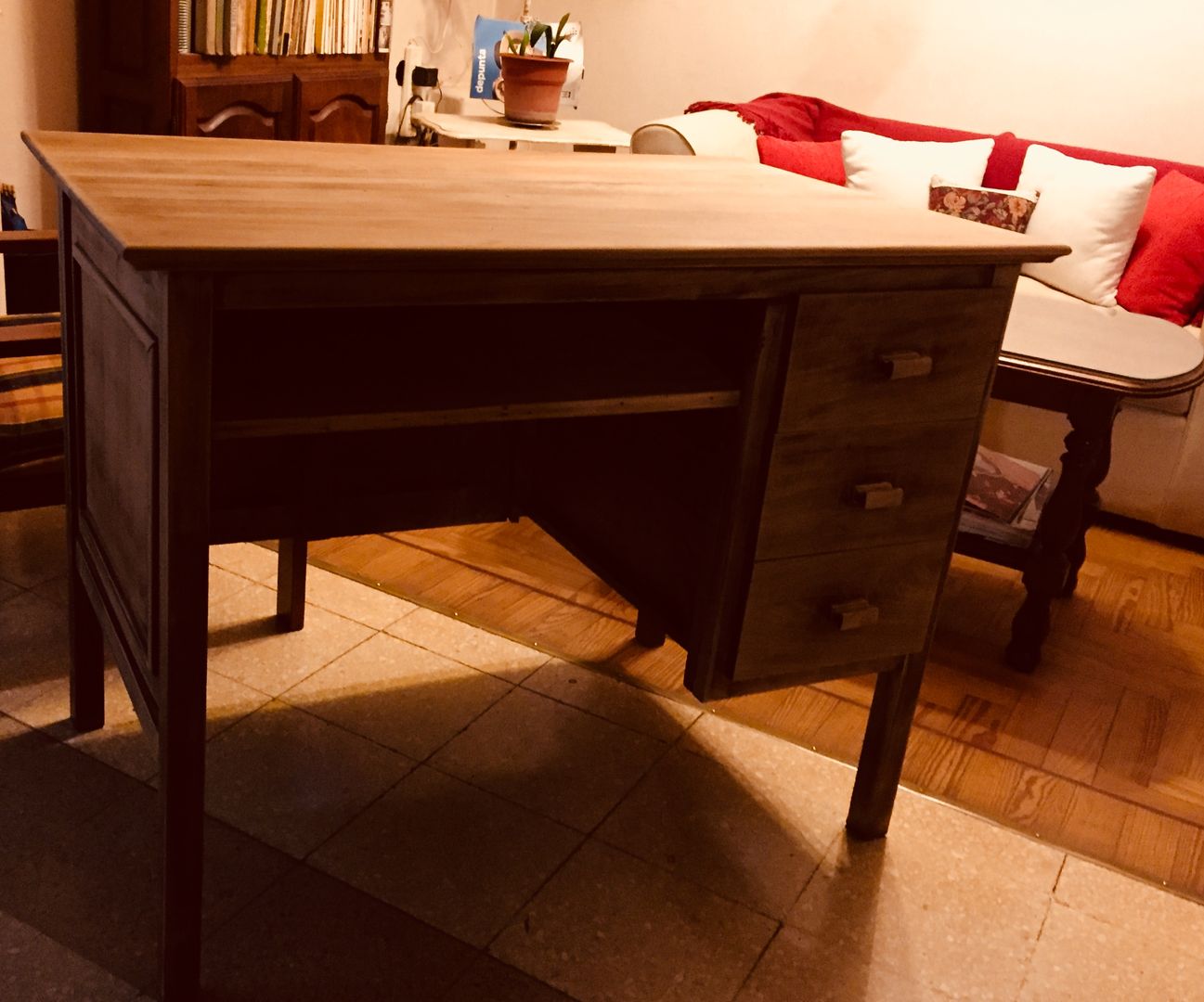 Escritorio reciclado, ANADECO - Decoradora y Diseñadora de Interiores - La Plata ANADECO - Decoradora y Diseñadora de Interiores - La Plata Ruang Studi/Kantor Klasik Parket Multicolored Desks