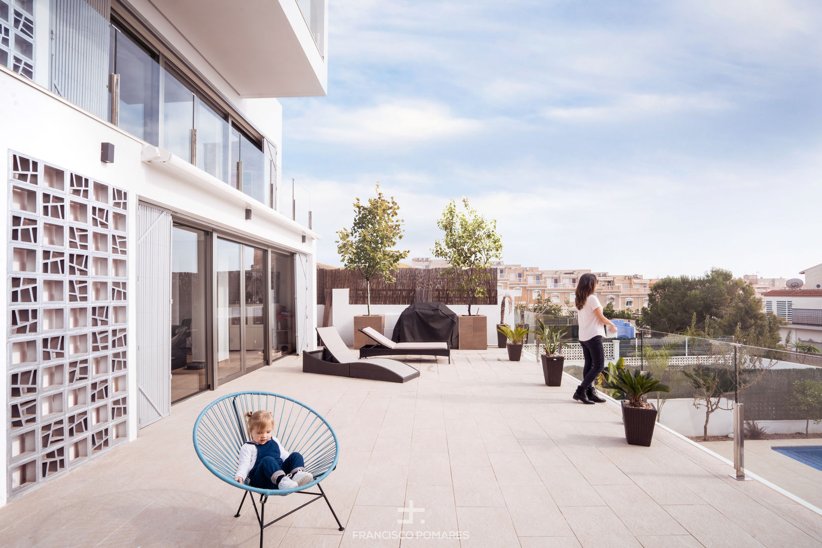 Vivienda unifamiliar de lujo con piscina en la costa mediterránea, ARREL arquitectura ARREL arquitectura Balkon, Beranda & Teras Modern