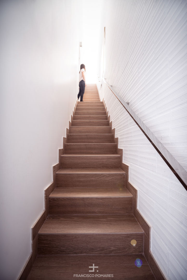 Escalera interior con pavimento de gres - madera ARREL arquitectura Escaleras