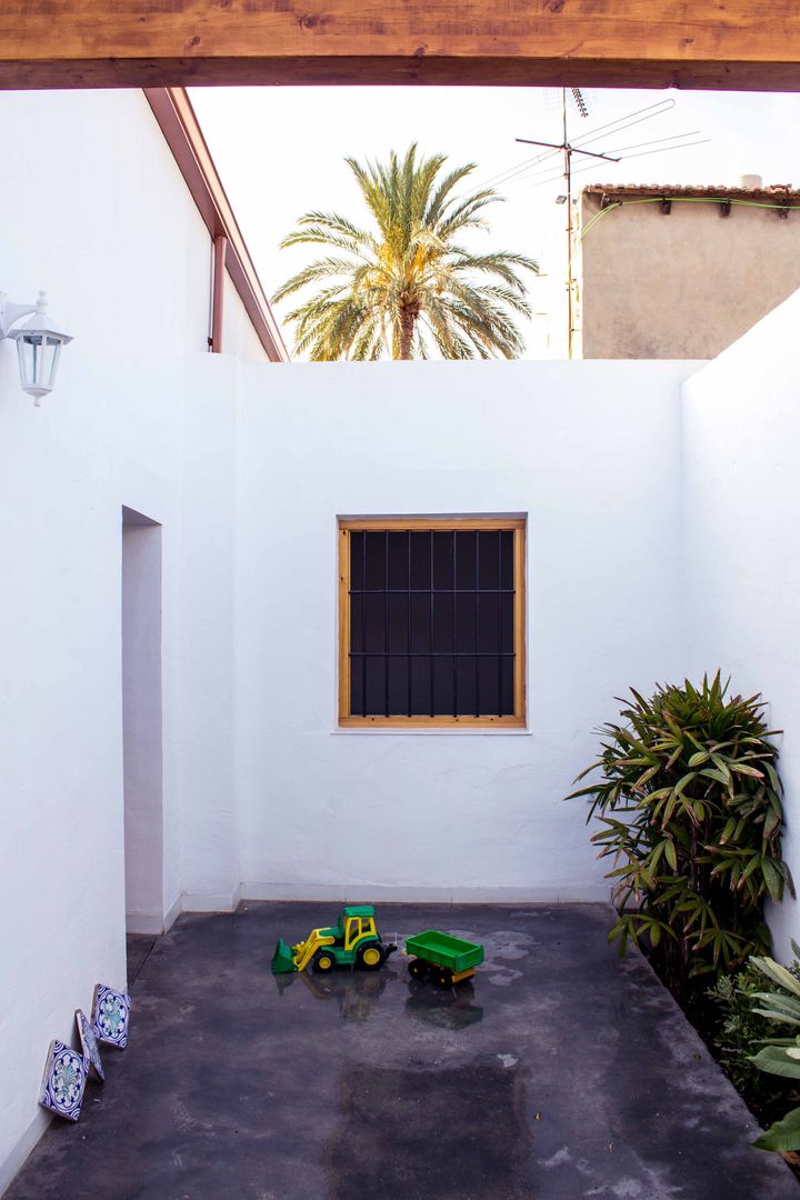 Patio andaluz en casa mediterránea ARREL arquitectura Balcones y terrazas rurales