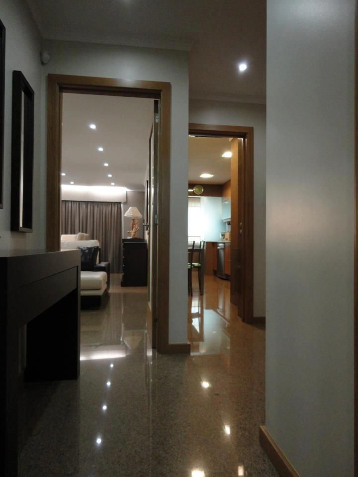 Remodelação de apartamento em Vila Nova de Gaia, PROJETARQ PROJETARQ Koridor & Tangga Modern