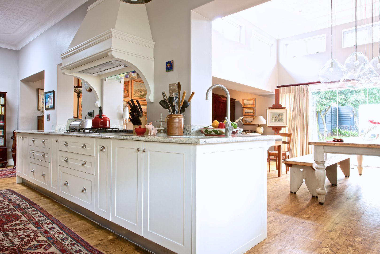 Farm-style Kitchen Island Oksijen Кухня MDF kitchen island,shaker door,shaker profile,white kitchen,white doors,prep bowl,extractor,extractor hood,johannesburg,oksijen,oksijen interiors,farmstyle