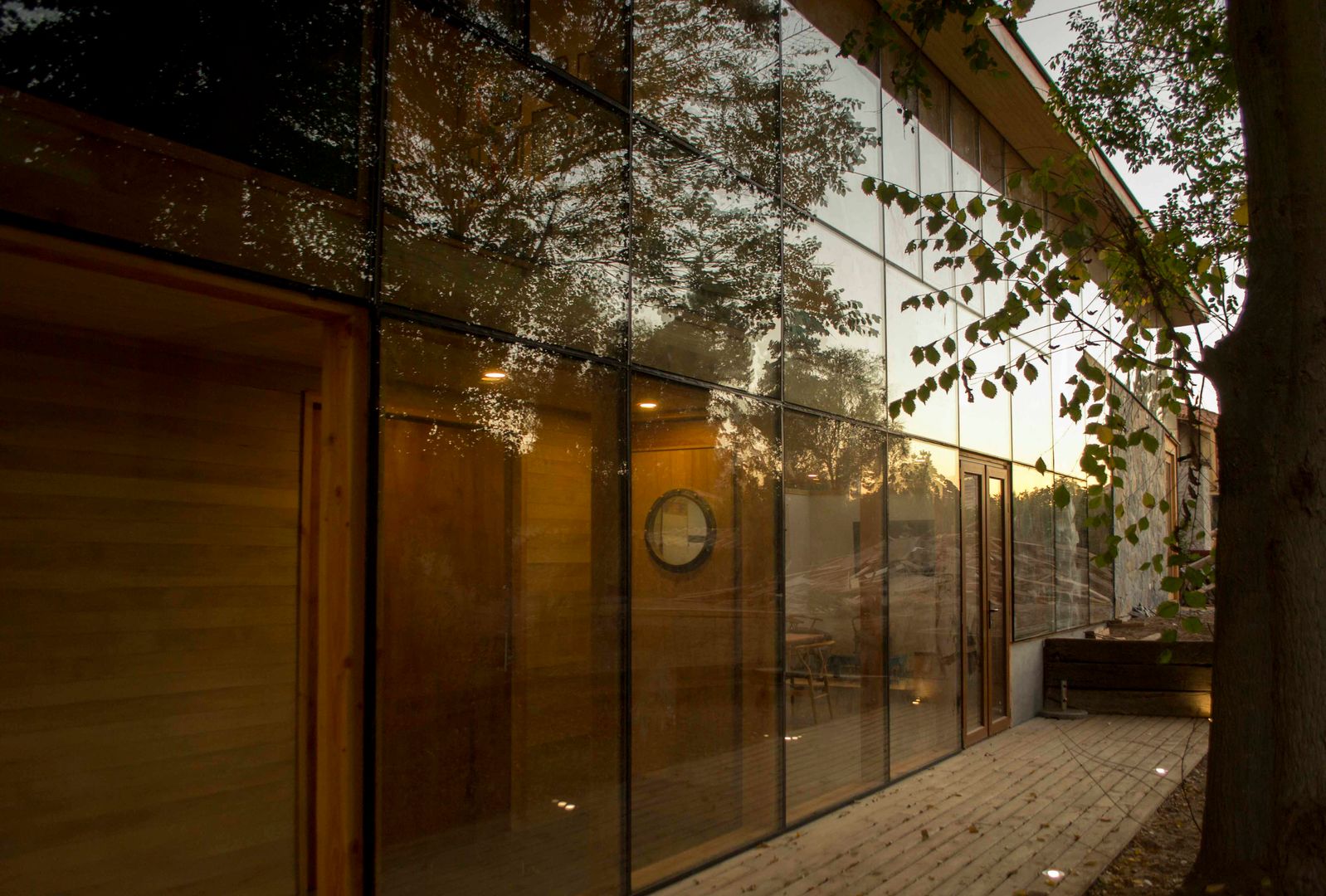 Vista desde el bosque al atardecer homify Puertas y ventanas modernas Vidrio