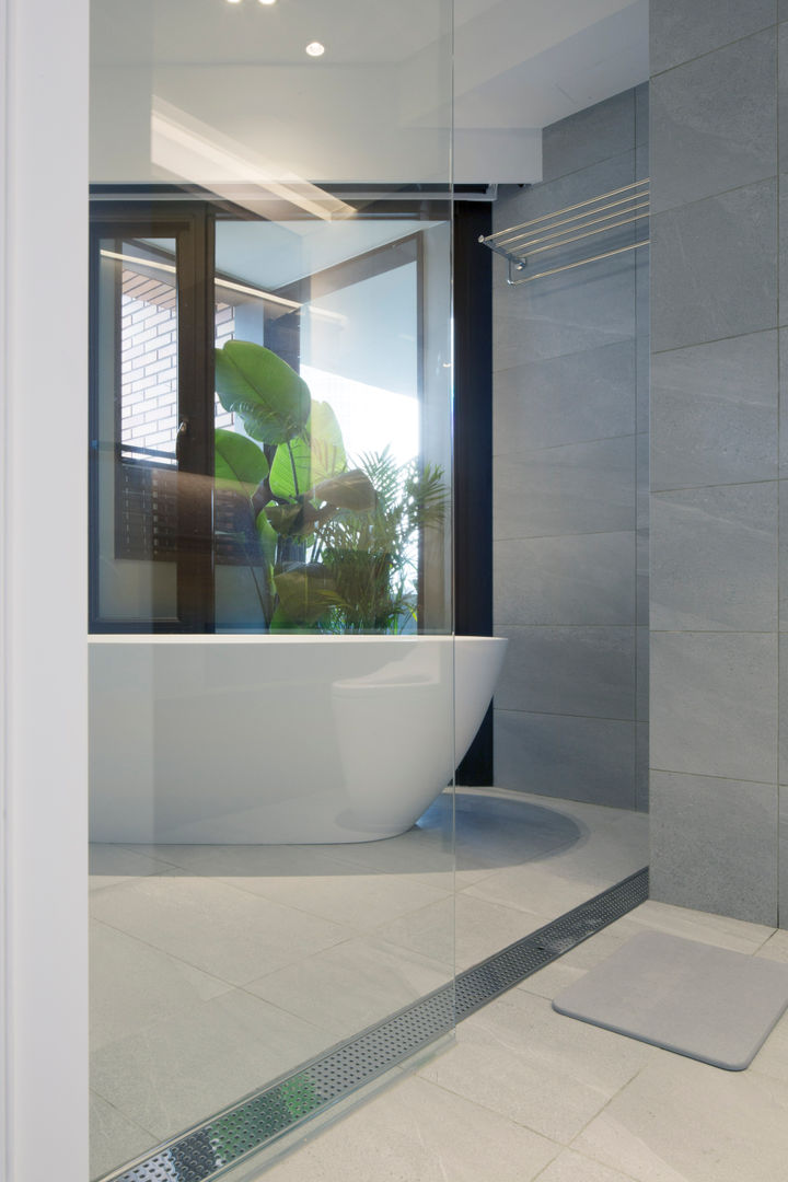 homify Modern bathroom